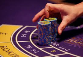 luxebet ငွေသွင်းလုပ်ငန်းစဉ် မိုဘိုင်းဖုန်းဖြင့် ငွေလွှဲနေသောပုံ